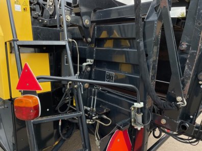 New Holland BB940A baler