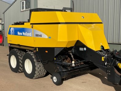 New Holland BB940A baler