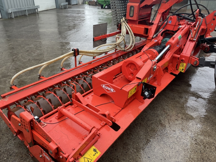Kuhn HR 6004 6 Metre hydraulic folding power