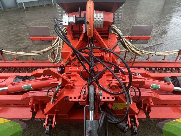 Kuhn HR 6004 6 Metre hydraulic folding power