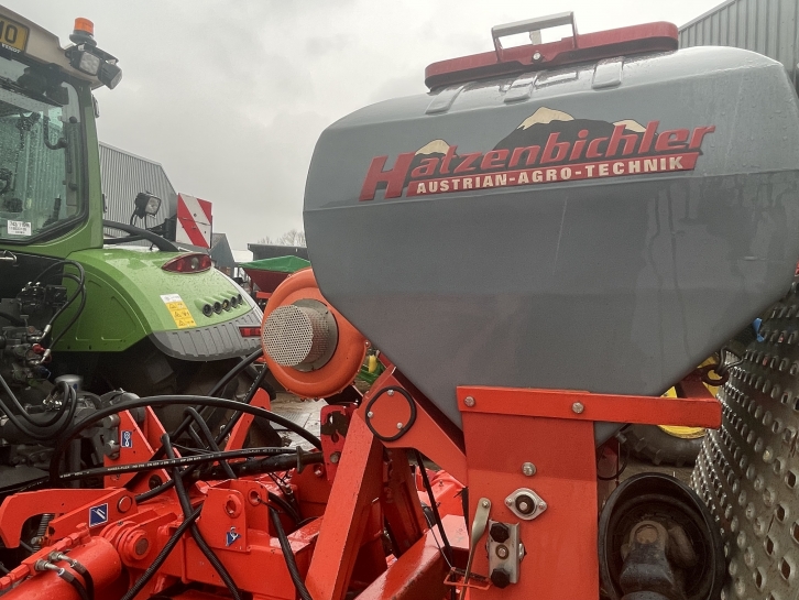 Kuhn HR 6004 6 Metre hydraulic folding power