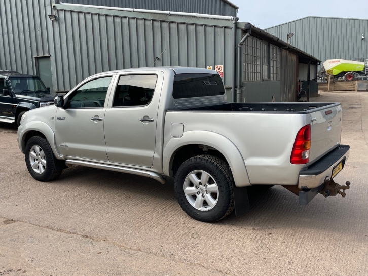 Toyota Hi-Lux Invincible 3.0LT Diesel