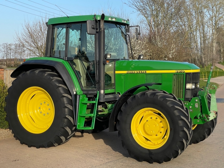 John Deere 6910