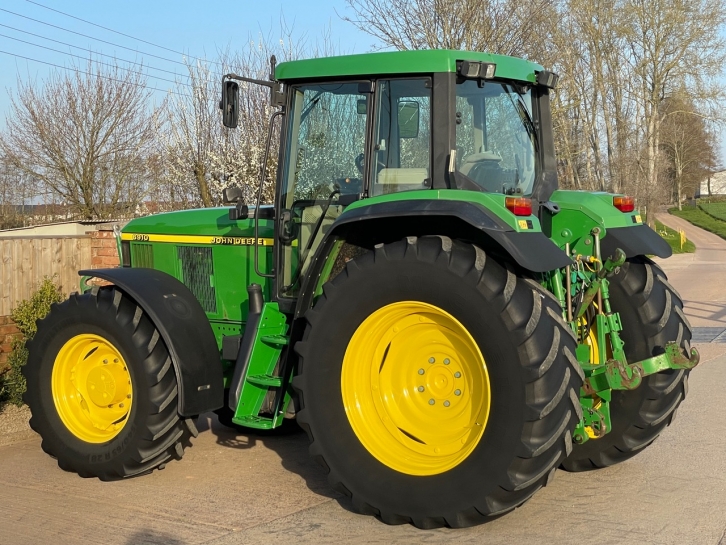 John Deere 6910