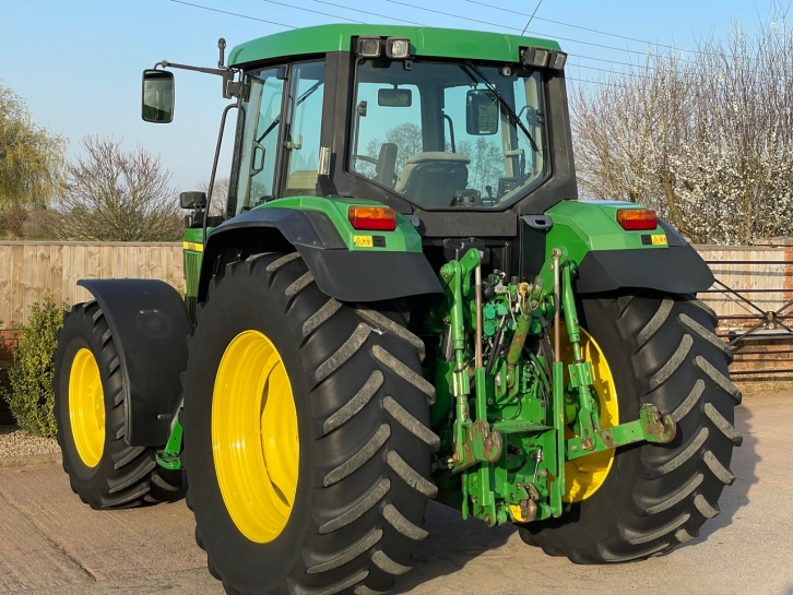 John Deere 6910