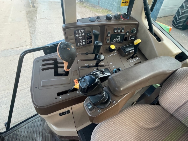 John Deere 6910