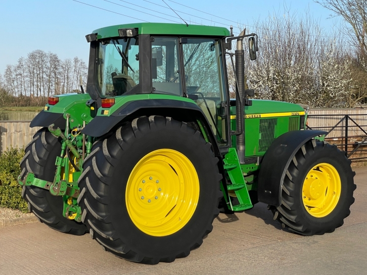 John Deere 6910