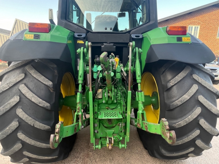 John Deere 6910
