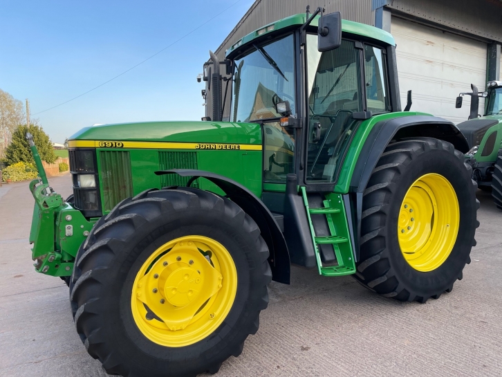 John Deere 6910