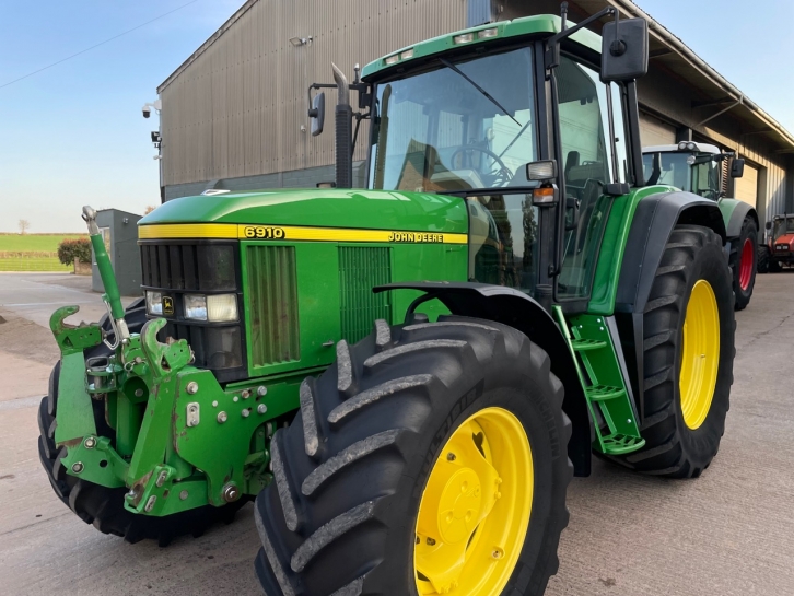 John Deere 6910