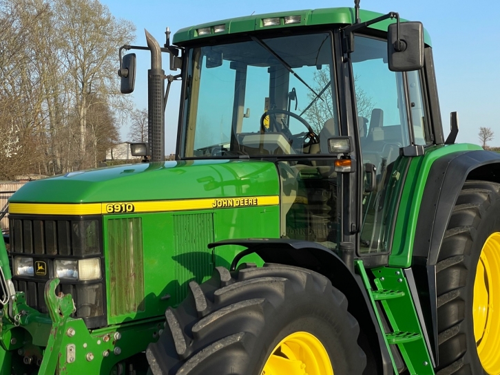 John Deere 6910