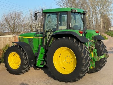 John Deere 6910