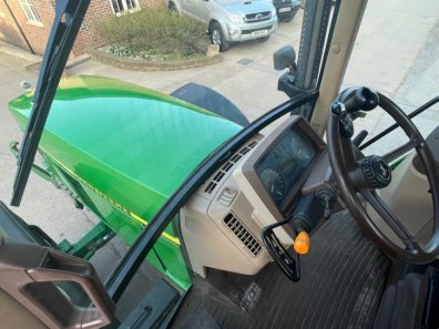 John Deere 6910