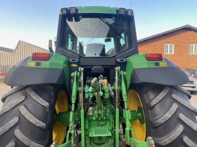 John Deere 6910