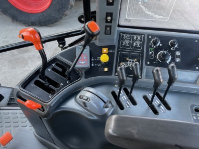 New Holland TM140