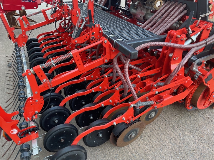 Kuhn HR 3040 power harrow   Venta 3030 air drill