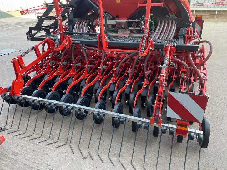 Kuhn HR 3040 power harrow   Venta 3030 air drill