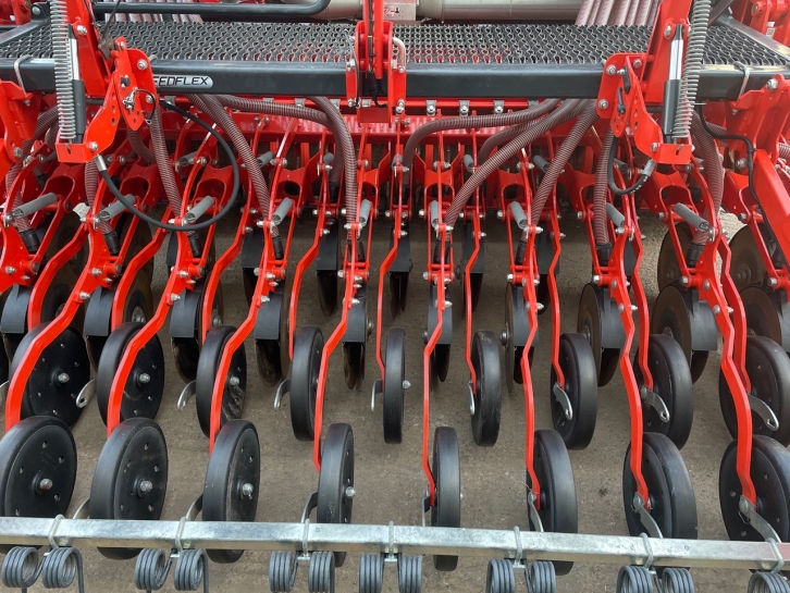 Kuhn HR 3040 power harrow   Venta 3030 air drill