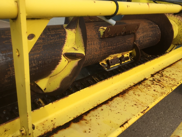 John Deere 630B grass header