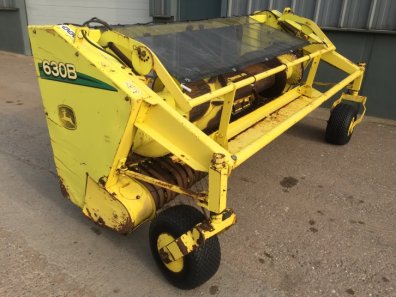 John Deere 630B grass header