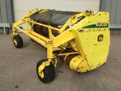 John Deere 630B grass header