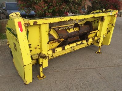 John Deere 630B grass header