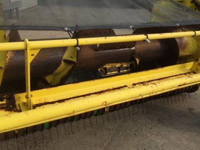 John Deere 630B grass header