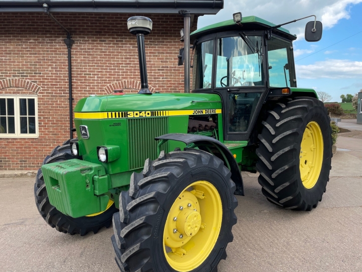 John Deere 3040