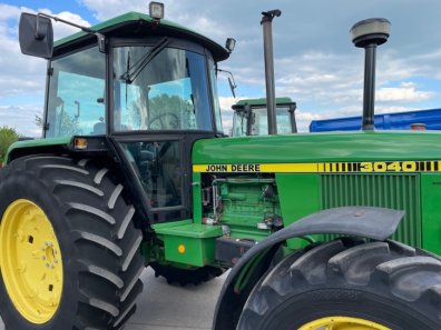John Deere 3040
