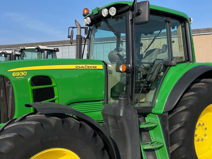 John Deere 6930