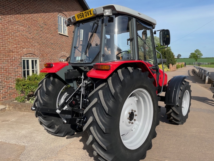 Massey Ferguson 4235