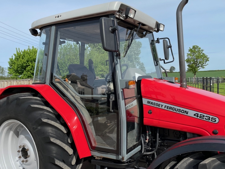 Massey Ferguson 4235