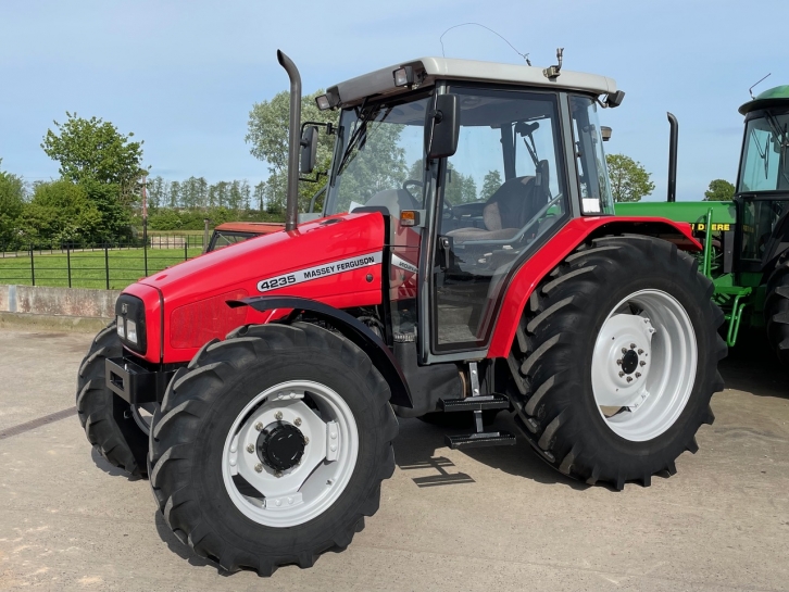 Massey Ferguson 4235