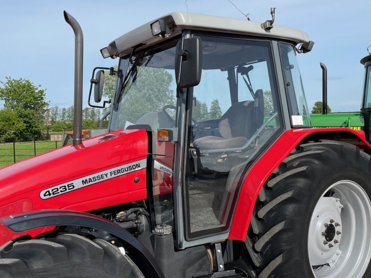 Massey Ferguson 4235