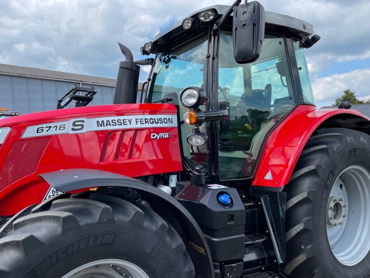 Massey Ferguson 6716S