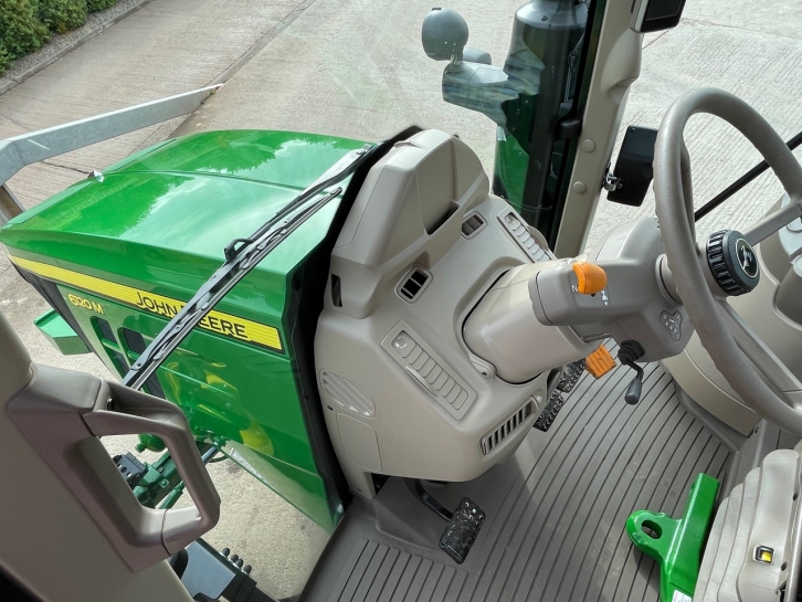 John Deere 6120M