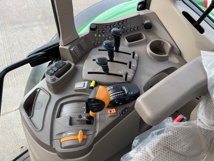 John Deere 6120M