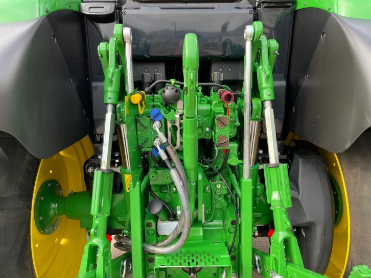 John Deere 6120M