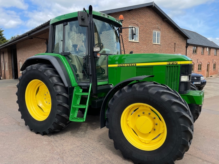 John Deere 6910