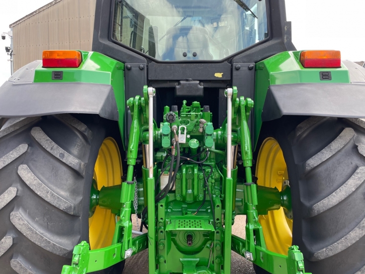 John Deere 6910
