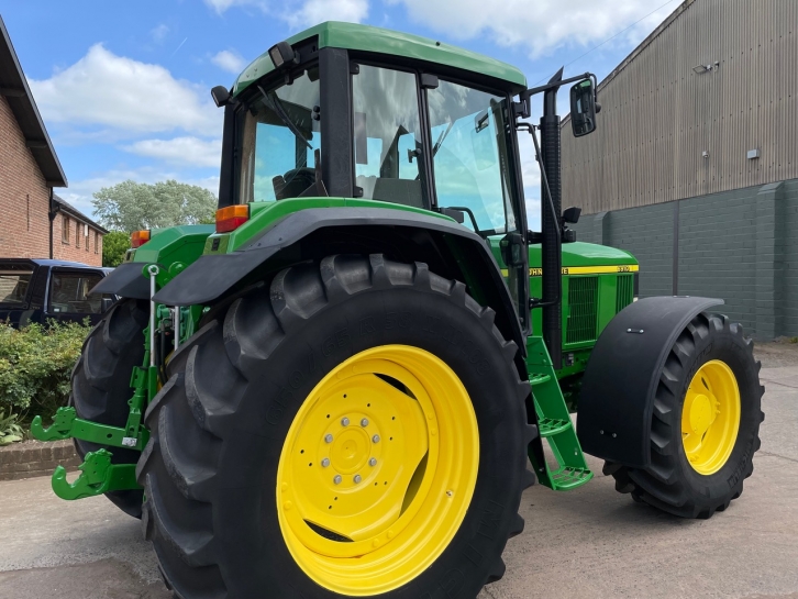 John Deere 6910