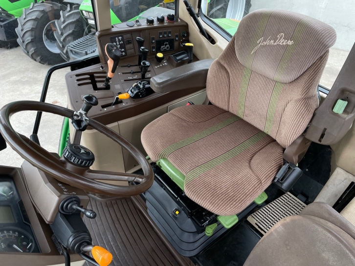 John Deere 6910