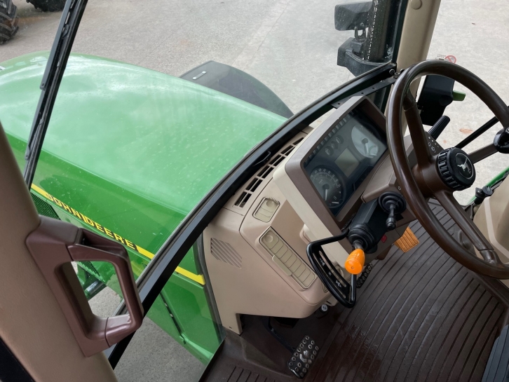 John Deere 6910