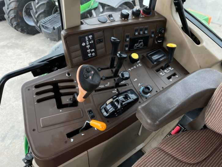 John Deere 6910