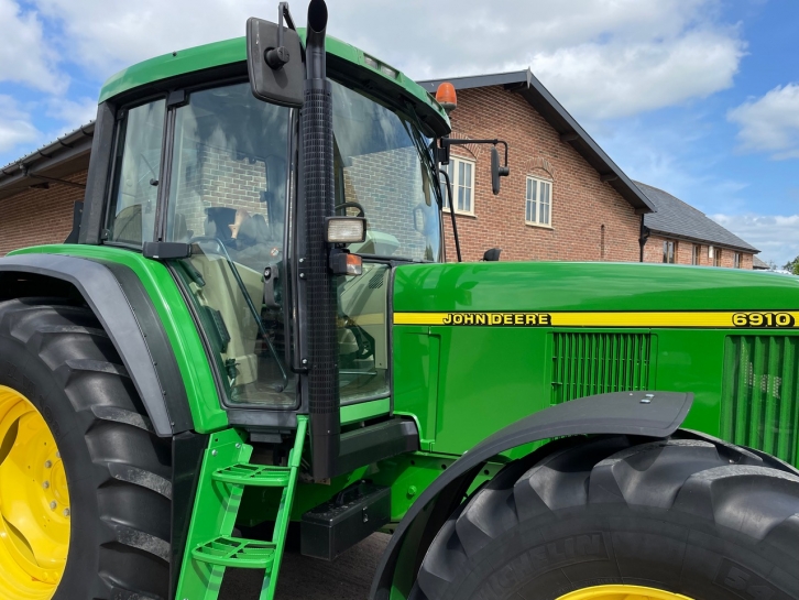John Deere 6910