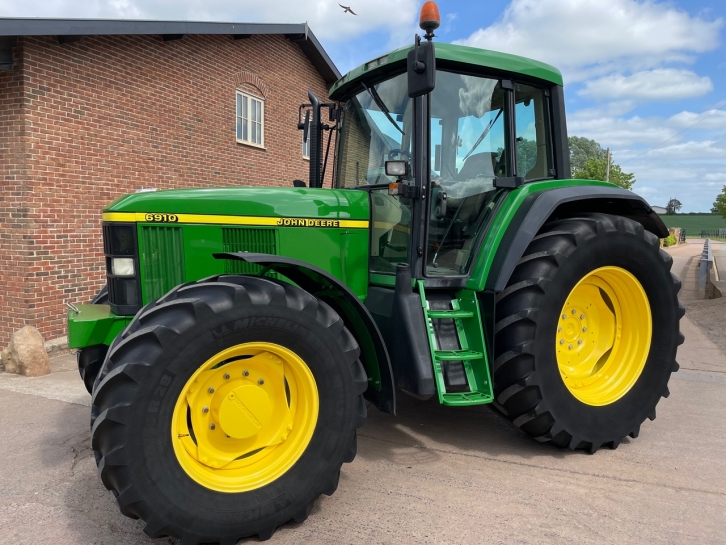 John Deere 6910
