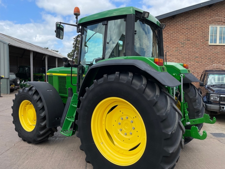 John Deere 6910