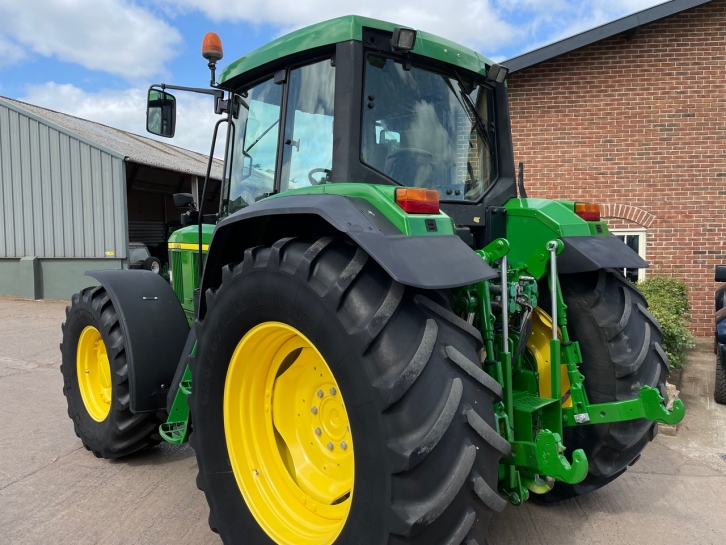John Deere 6910