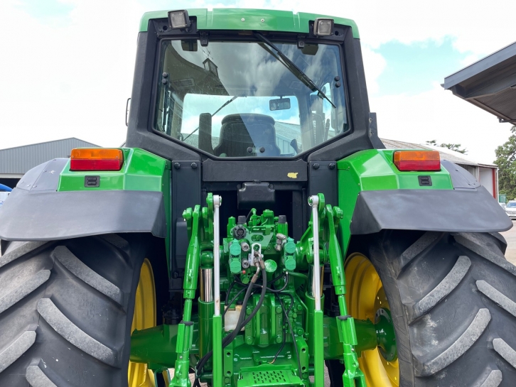 John Deere 6910