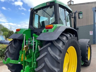 John Deere 6910